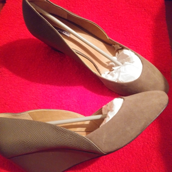 Tahari Wedged Heels Chicory Green - Picture 5 of 6